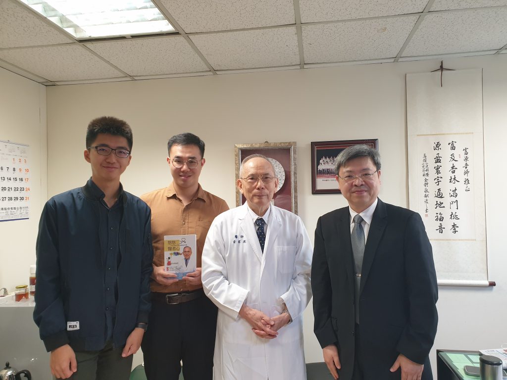 台大醫學系盛望徽教授(右一)率學生拜訪黃富源教授