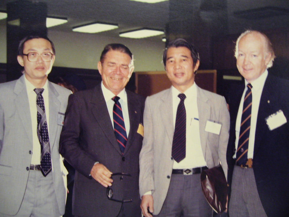 陳秋江教授(右2)於 1986 年赴西班牙開醫學會議。(照片提供葉明倫醫師)