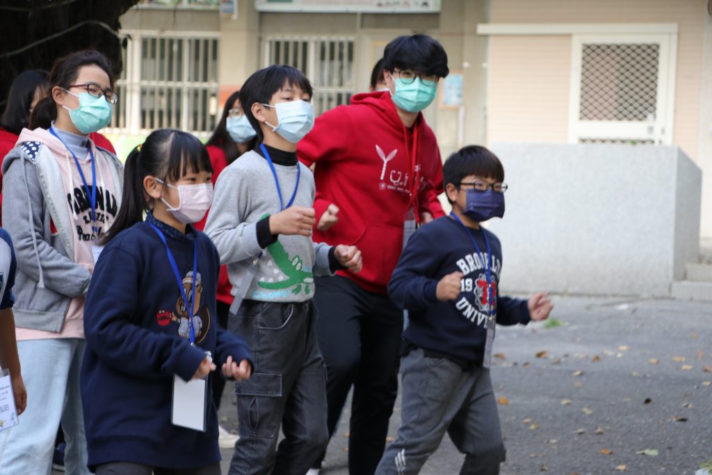 志工團隊成員帶領學童跳早操